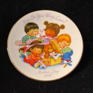 Avon- Vintage- 1992 “How Do You Wrap Love” Mothers Day 1992 Commemorative Plate